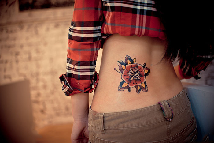 个性花朵侧腰纹身图片