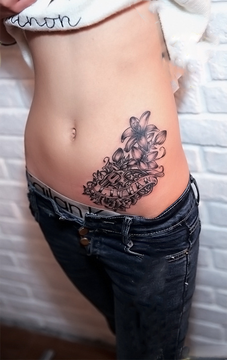 纤腰个性黑灰花纹身图片