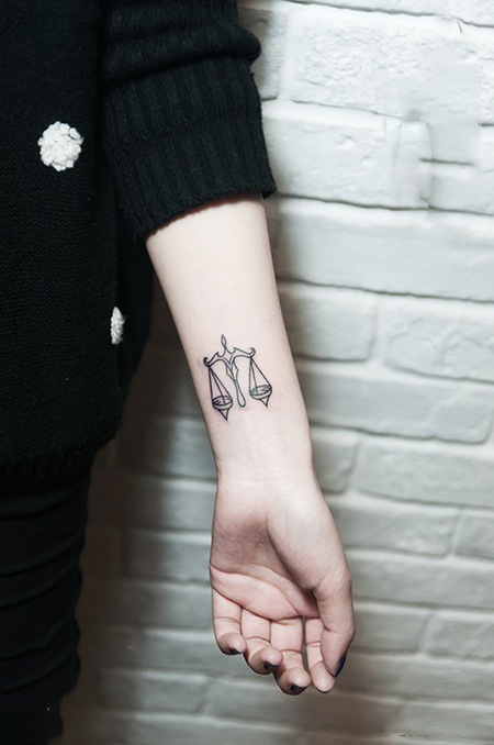 个性天秤座手臂纹身图片