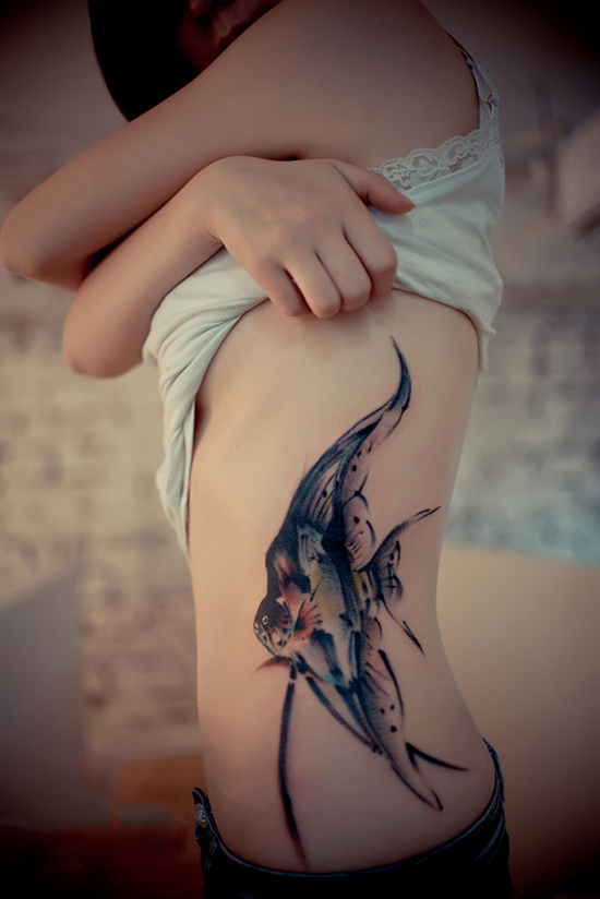 美女纤腰水墨鱼时尚纹身图片