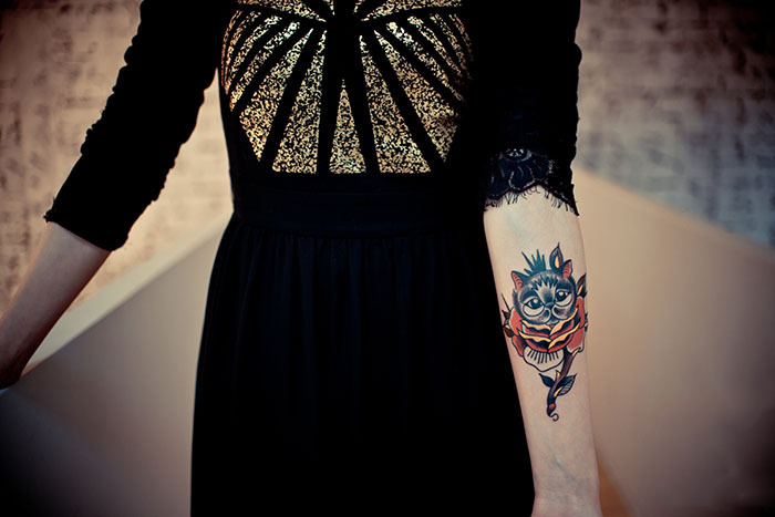 创意玫瑰猫手臂纹身图片