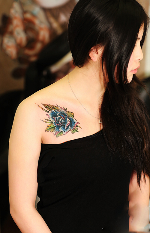 香肩花朵时尚纹身图片