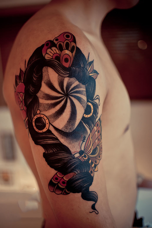 男生大臂无脸女个性纹身图片