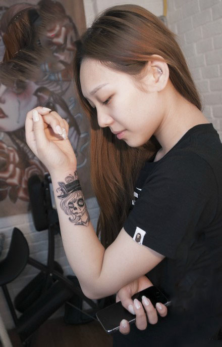 小美女手腕僵尸新娘纹身图片