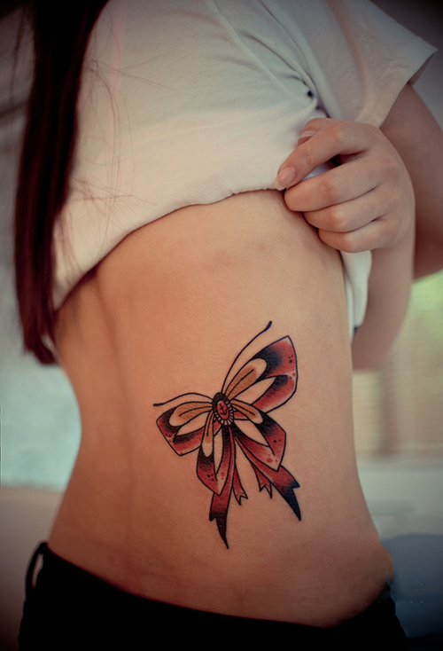 侧腰时尚蝴蝶结纹身图片