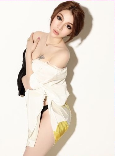 性感美女孙密 胸部妩媚纹身图片