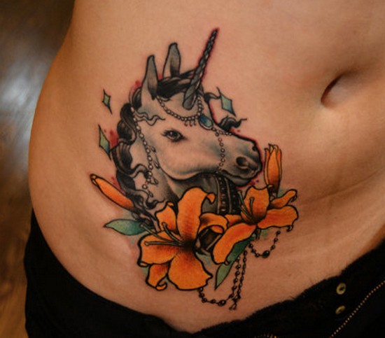 女性腰部彩色独角兽纹身图案图片