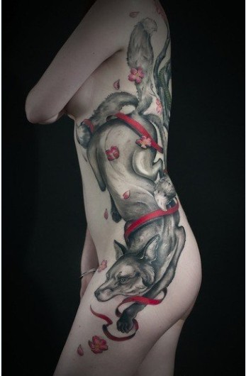 美女腰部狡猾的狐狸纹身图案图片