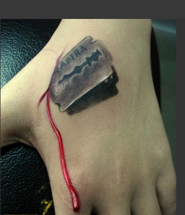 手部纹身虎口刀片纹身图图片