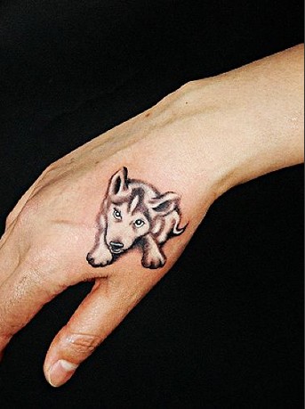 手部小狗纹身图图片