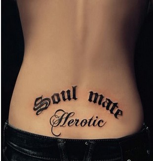 漂亮性感女生腰部字符纹身图图片