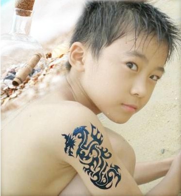 小男孩肩部黑白纹身图图片