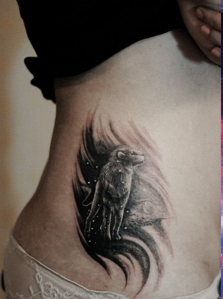 唯美母狮子腰部纹身图片