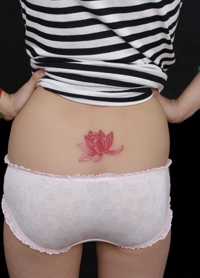 　性感后腰部上面的红色荷花纹身图片图片