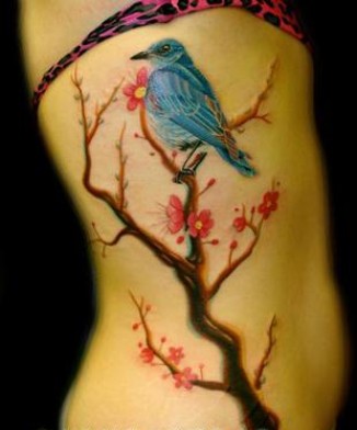 超性感美女腰部小鸟梅花纹身图图片