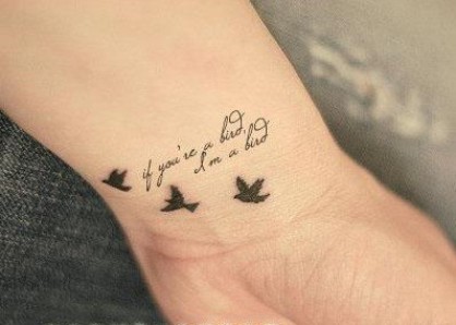 美女玉手上的小鸟清新英文纹身图图片