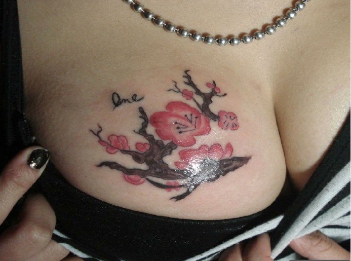 性感女生胸部梅花纹身图案图片