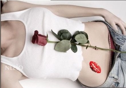 女生腰部个性红唇时尚纹身图图片缩略频道推荐图