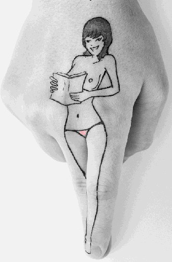 帅哥手指上裸女纹身图案图片