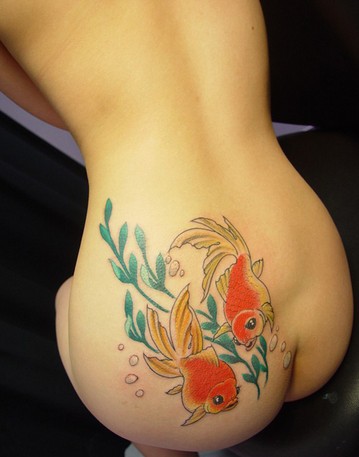 美女腰部到臀部彩色小金鱼纹身图案图片