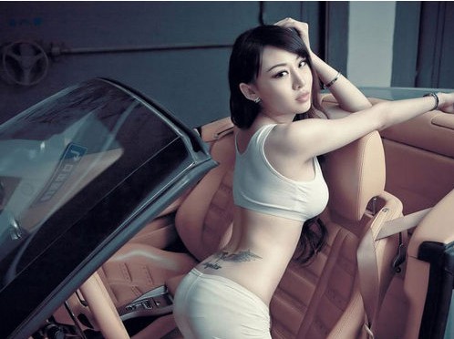 长发车模美女秀惹火身材腰部翅膀纹身图片