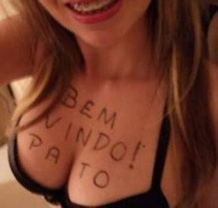 欧美美女瓦妮莎展示胸部文字纹身图案图片