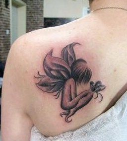 　一幅彩色肩背花纹身作品图片