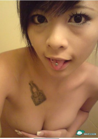 超萌MM胸部铁锁纹身图案图片