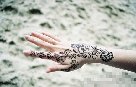 女生玉手上超漂亮花藤纹身图案图片