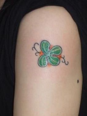 　　手臂四叶草纹身图案图片