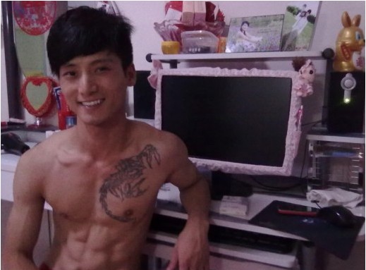 帅哥胸部个性蝎子纹身图案图片