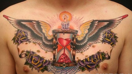 男性前胸超酷的沙漏与翅膀纹身作品图片