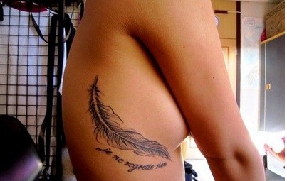 女性侧身漂亮的羽毛和字母纹身图图片