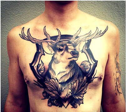 欧美男生胸部雄鹿纹身图案图片