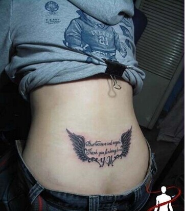 性感小美女纤腰处优雅英文翅膀纹身图图片