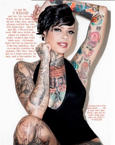 欧美美女胸部前的大幅纹身图图片