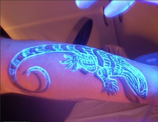 女生手部最时尚最灿烂的蜥蜴荧光纹身图片