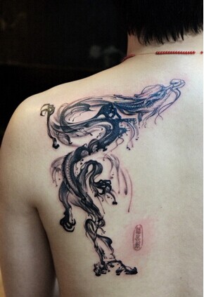 帅哥肩部清新优美的水墨画龙纹身图一图片