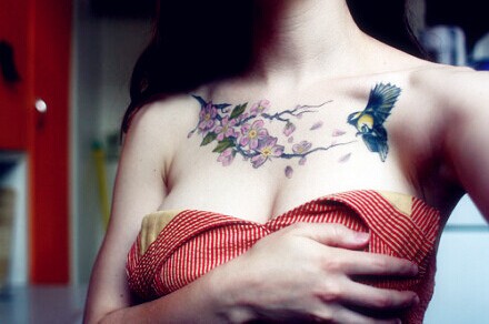 大胸美女胸部漂亮花鸟纹身图图片缩略频道推荐图