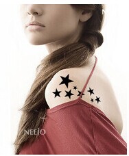 女生肩部温馨五角星星纹身 显出柔美图片