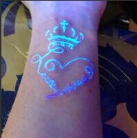 手部最时尚的荧光皇冠爱心纹身图图片