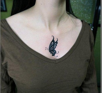 女孩子胸前唯美好看的图腾蝴蝶纹身图图片