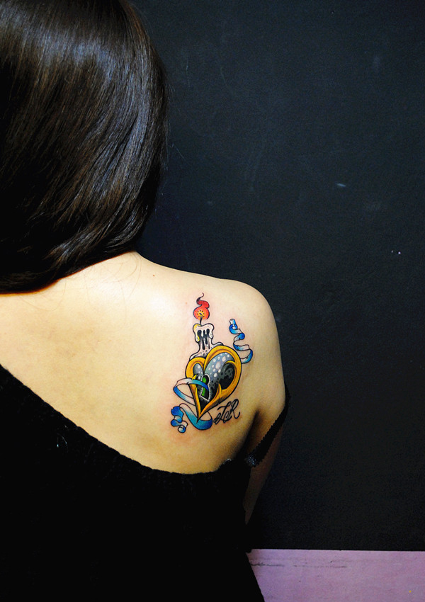 美女后肩蜡烛心锁时尚纹身图案欣赏图片