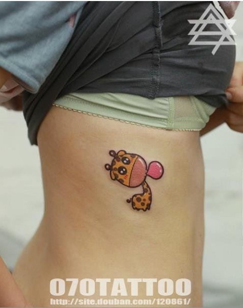 性感美女侧腰一幅可爱长颈鹿纹身图片图片