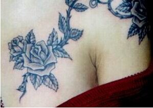 女生胸部漂亮的花藤玫瑰纹身图片