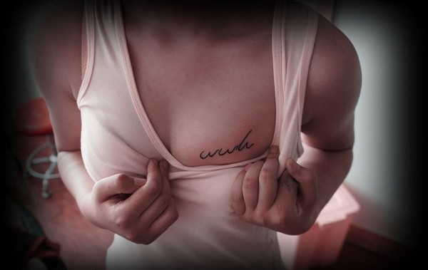 前胸性感的英文线条纹身图片