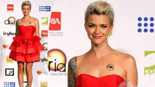 时尚杂志封面美女胸部扑克牌纹身图图片缩略频道推荐图