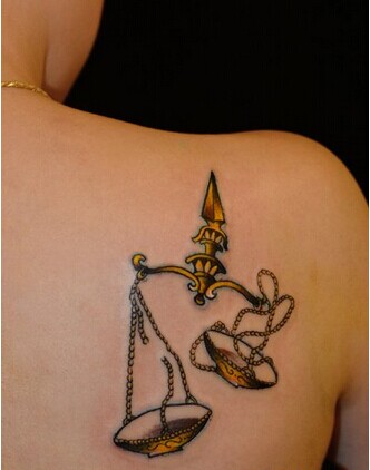 帅哥肩部唯美天平秤纹身图案图片