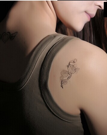 80后帅哥肩部唯美温馨小玫瑰花纹身图图片