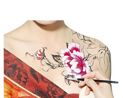 皮肤白皙美女肩部唯美鲜花纹身图案图片